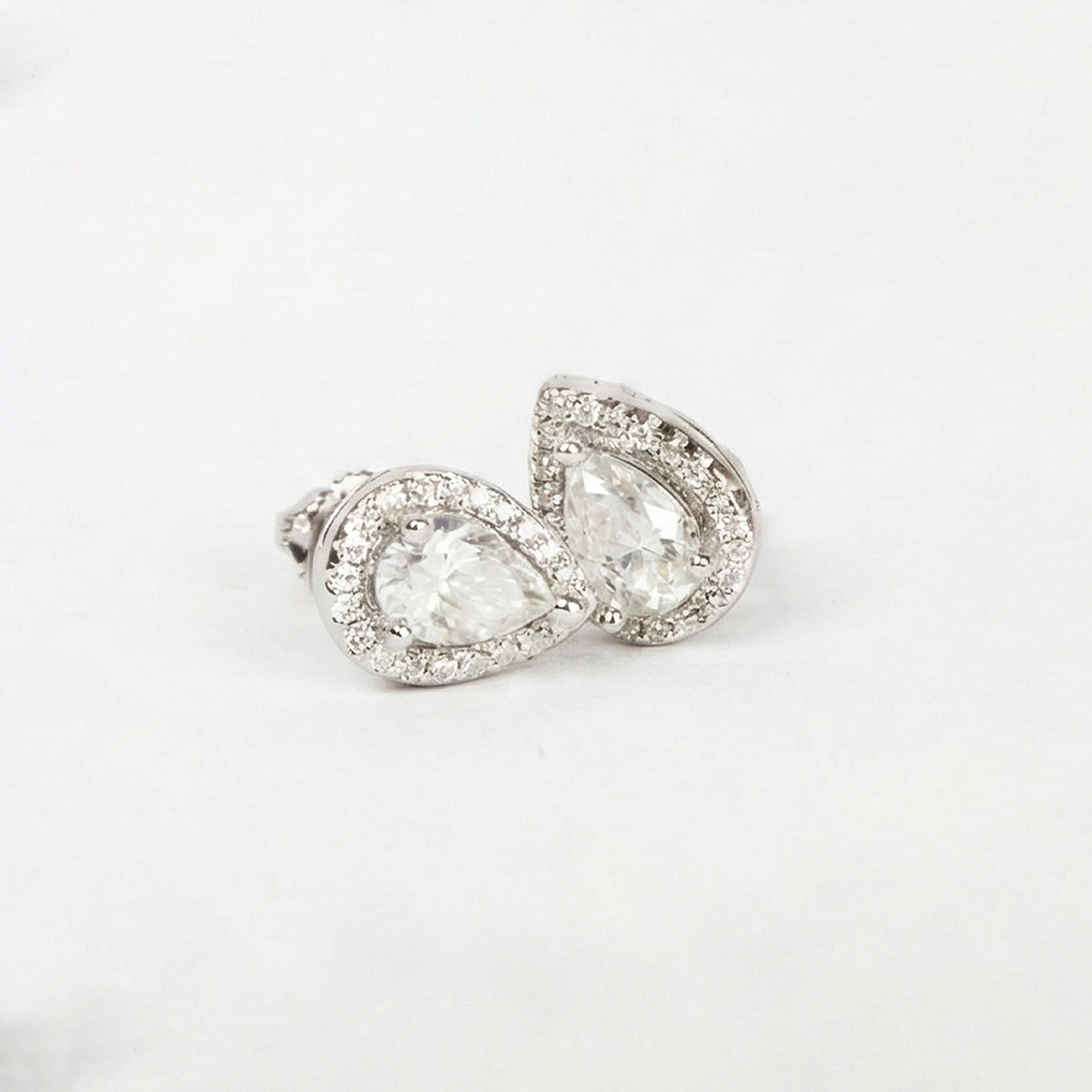 עגיל טיפה משובץ | Moissanite